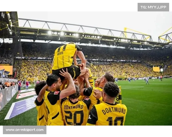 罗伊斯观众席观战多特，威斯特法伦球场响起队歌致敬